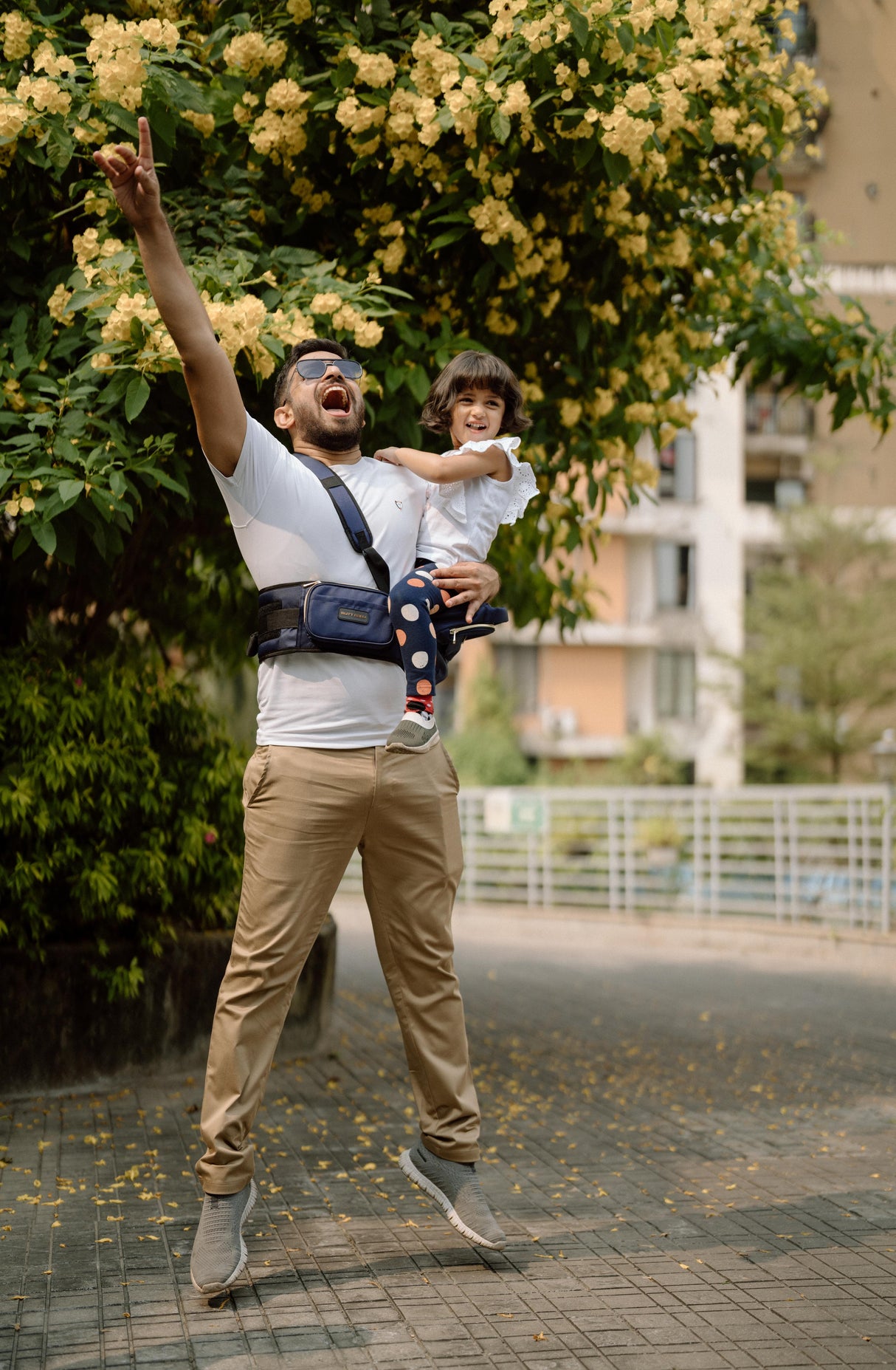 Baby Carrier with Hip Seat and InBuilt Mini Diaper Bag